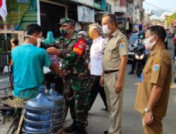 Babinsa Koramil 03/Tanjung Priok Bersama Tripilar dan PKK Bagikan Masker