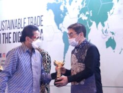 Out of Asia Berhasil Dapatkan Penghargaan Primaniyarta