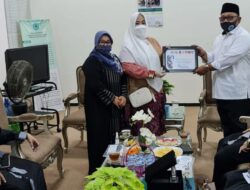 Fahira Idris Berikan Piagam Penghargaan kepada Ustadz dan Ustadzah di DKI Jakarta