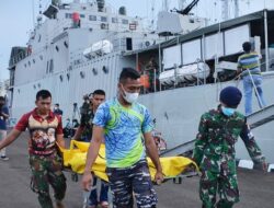 TNI AL Evakuasi Korban Kecelakaan Laut Di Perairan Pondok Dayung
