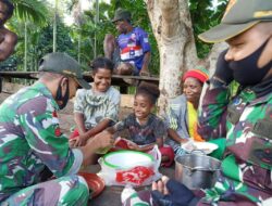 HUT Ke-41 Dekranas, Prajurit TNI Ajarkan Mama- mama Cara Membuat Kue Tradisional di Papua