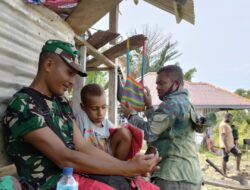 Personel TNI Manunggal Membangun Desa Berikan Edukasi Kepada Warga Kampung Kombay