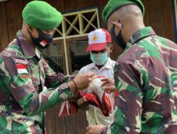 Tumbuhkan Nasionalisme, Satgas TNI Latih Upacara Penaikkan Bendera di SDN dan SMPN Distrik Tembagapura