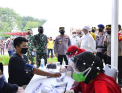 Kapolri Bersama Panglima TNI Meninjau Serbuan Vaksinasi Di Cibis Park Jakarta Selatan