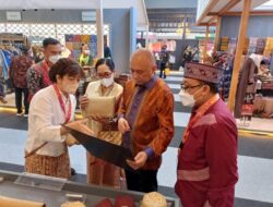 Karya Kreative Indonesia 2022 Rumah Rakuji Myra Widiono Tampilkan Tema The Pileh Woven Shawl Sukses Award World Craft Council 2018