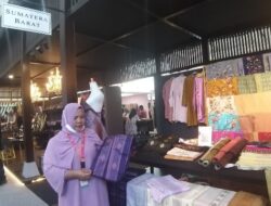 Indra Yeni Mengenal Lebih Jauh Keunikan Tenun Unggan Lansek Manih Sumatera Barat