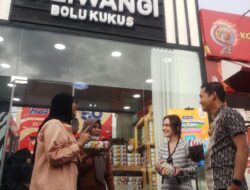 Shandy Aulia Sapa Penggemar Lewat Live Instagram Saat Kunjungi Mini Store Siliwangi Bolu Kukus di Jakarta Fair 2022