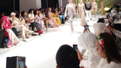 Runway Garis Poetih 2023 Mandjha Hijab by Ivan Gunawan Gandeng Angelina Parfume