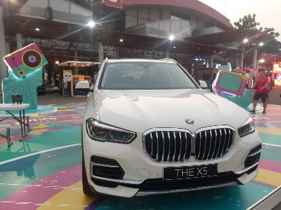 Pengunjung Java Jazz 2023, dapat melihat dekat BMW iX xDrive40 di area Lobby Gedung Pusat Niaga JIEXPO.