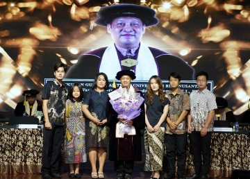 Prof. Spits Warnars Harco Leslie Hendric, S.Kom, M.T.I., Ph.D didampingi keluarga.