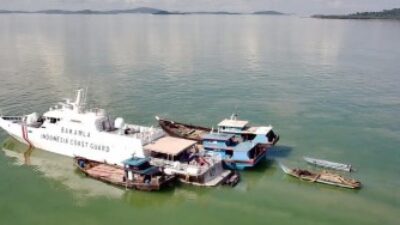 Bakamla RI Geledah Tiga Kapal Tambang Pasir Ilegal di Perairan Karimun