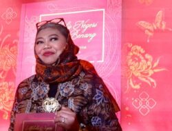 Perjalanan Inspiratif Novita Yunus Dituangkan dalam Buku “Melukis Negeri dengan Benang: 15 Tahun Kreativitas Novita Yunus”