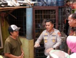 Kapolda Metro Jaya Irjen. Pol. Karyoto Tinjau lokasi Pengungsian Banjir di Pancoran