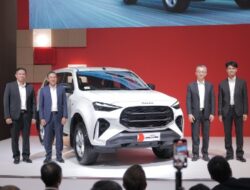 Isuzu Tampilkan Enam Model Komersial Terbaru di GIIAS 2025, Termasuk TRAGA Edisi 50 Tahun