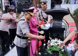Kapolda Metro Jaya Irjen Karyoto Melakukan Ziarah dan Tabur Bunga di TMP Jelang HUT Bhayangkara ke-79