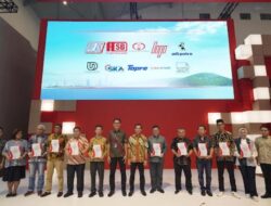 Isuzu Serahkan 10 Sertifikat kepada Karoseri Partner Terbaik di GIIAS 2025