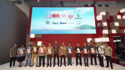 Isuzu Serahkan 10 Sertifikat kepada Karoseri Partner Terbaik di GIIAS 2025