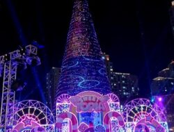 Ikonik, Prosesi Lighting Tree 33 Meter Central Park Mall Hangatkan Perayaan Natal di Jakarta